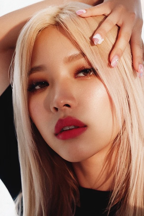 arafed woman sitting in a car with a cell phone in her hand, Jennie Blackpink, Parque Roseanne do Blackpink, jossi do blackpink, she is wearing a black tank top, Heonhwa Choe, usando uma camiseta regata de corte baixo, TaeJune Kim, Casa Yunjoo, linda mulher coreana jovem, Jinyoung Canela, Retrato de Jossi do Blackpink
