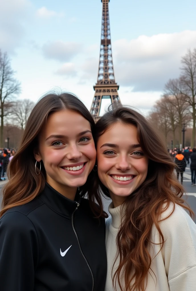 Femme 20 ans cheveux bruns très lisse au yeux verts et tâches de rousseurs elle porte un survet nike noir sur l’image elle se prends en photo son amie qui a les cheveux bruns longs et bouclés au yeux bleus elle porte un pull blanc et elles se prennent en photo et le fond c’est paris
