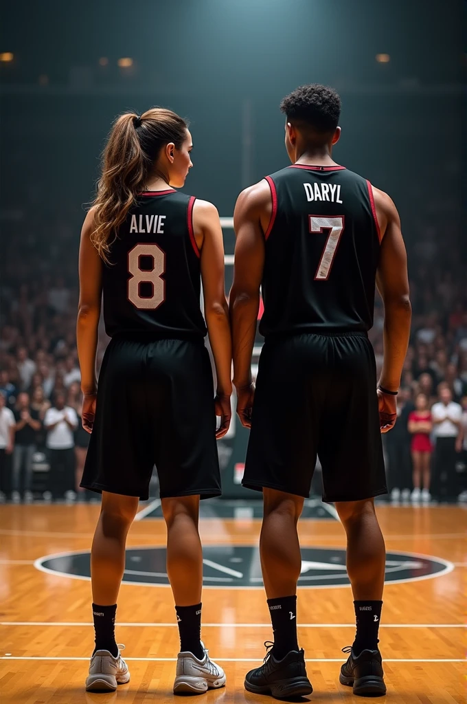 Une basketteuse sexy vu par derrière avec un maillot noir écrit Alvie dessus avec le dossard 8 et à côté d'elle un basketteur musclé avec un maillot noir écrit Daryl dessus avec le dossard 7