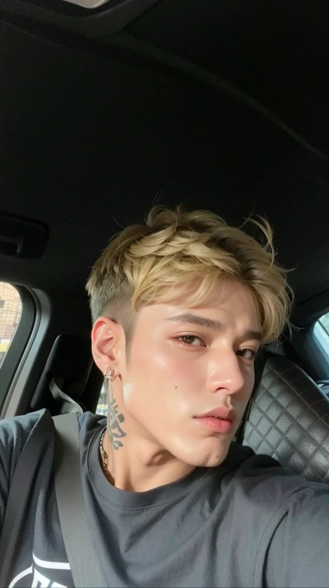 sharp man with black hood and a tattoo on his arm, Jungkook, Ulzzang masculino, Jung Jaehyun, em um moletom preto, homem sul-coreano, vestindo um moletom preto, Jinyoung Shin, taejune kim, adorable and pale korean face, hyung tae, profile picture with headshot, inspirado em jeonseok lee, em um moletom, rosto preciso do Jimin