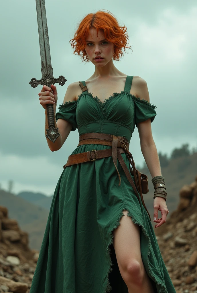 Penelope Featherington agitated with the sword in hand, the torn green dress, dirty and broken down to the legs. It has white skin, blue eyes, beautiful pink lips, chubby and curvy body, orange hair short to the ears and is 1.55