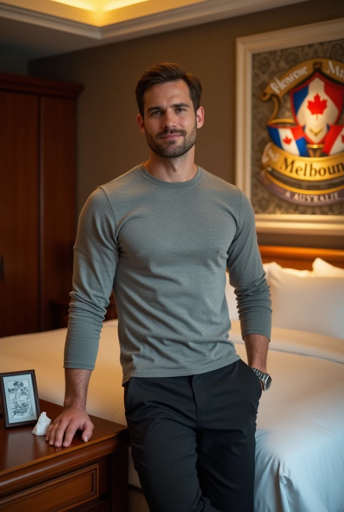 Homme caucasien grand de taille, charmant, un peu costaud, habillé en pantalon et tee-shirt manche longue, assis ou adossé sur une table dans une grande chambre d'hôtel et sur la table sur laquelle est assis ou adossé le charmant homme il faut qu'il y ait un papier mouchoir déjà utilisé sur la table et sur le lit de l'hôtel qu'il soit déposer un cadre photo grand ou moyen qu'il est possible de faire arrêter sur le lit et faire face à la caméra et sur le mur du chevet du lit un tableau sur lequel il est écrit en français : Bienvenue à Melbourne AUSTRALIE et autour de la phrase qu'il y ait les emblèmes du Canada Québec ou le drapeau du Canada Québec