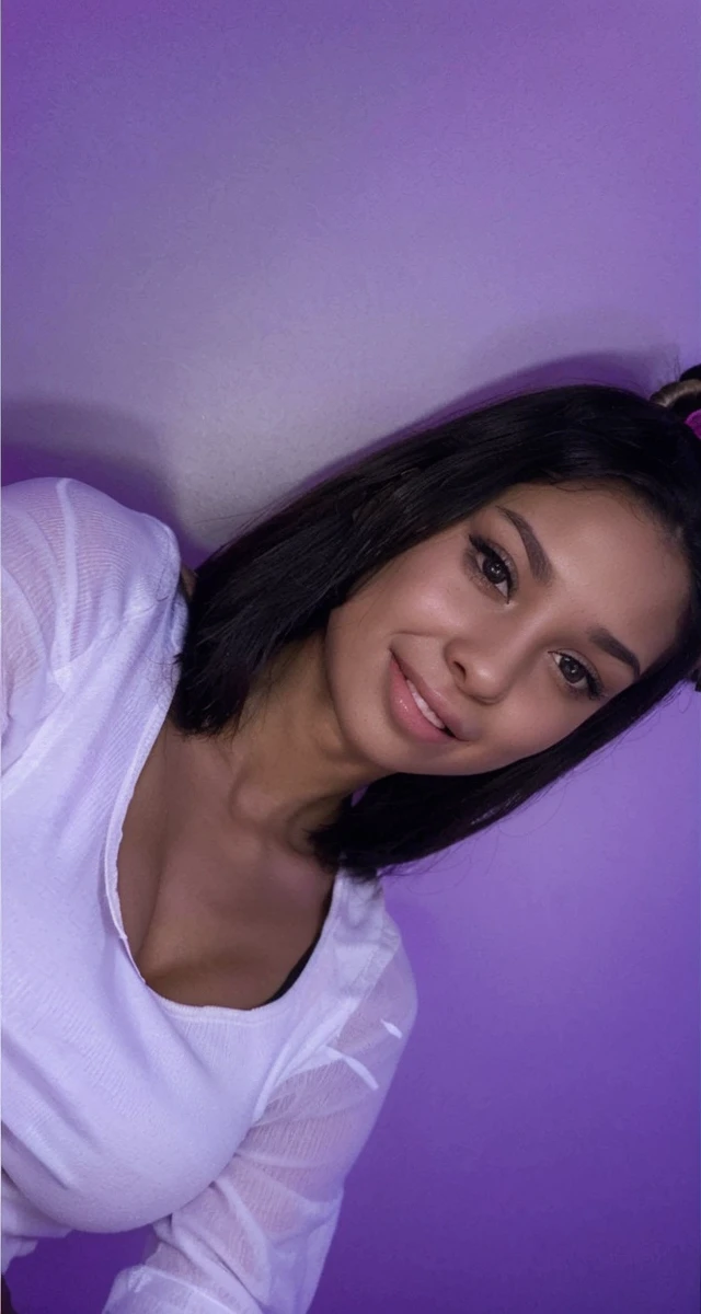 1 fille, Cheveux Courts, , black har, tongue Sortie, Fine details, textured skin, HD Model, , tetas grandes, hair bun, ssmile, opened mouth, tongue, front teeth, fond simple, 