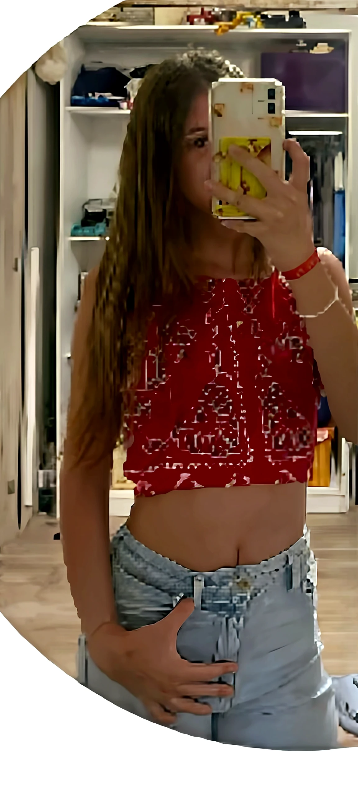 Rosto de uma mulher, americana, 25 anos, pale skin and freckles, olhos cinzas, nariz delicado, soft and delicate lips, cabelo blondie cinza ponytail, sorriso meigo,