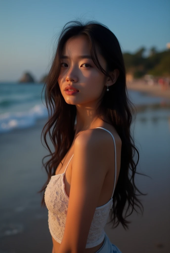 Asian girl at the beach，night，Warm light vs. cool light