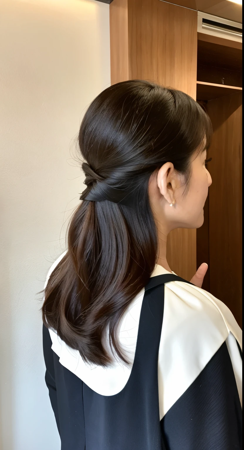 Woman back view、Hair down to shoulders