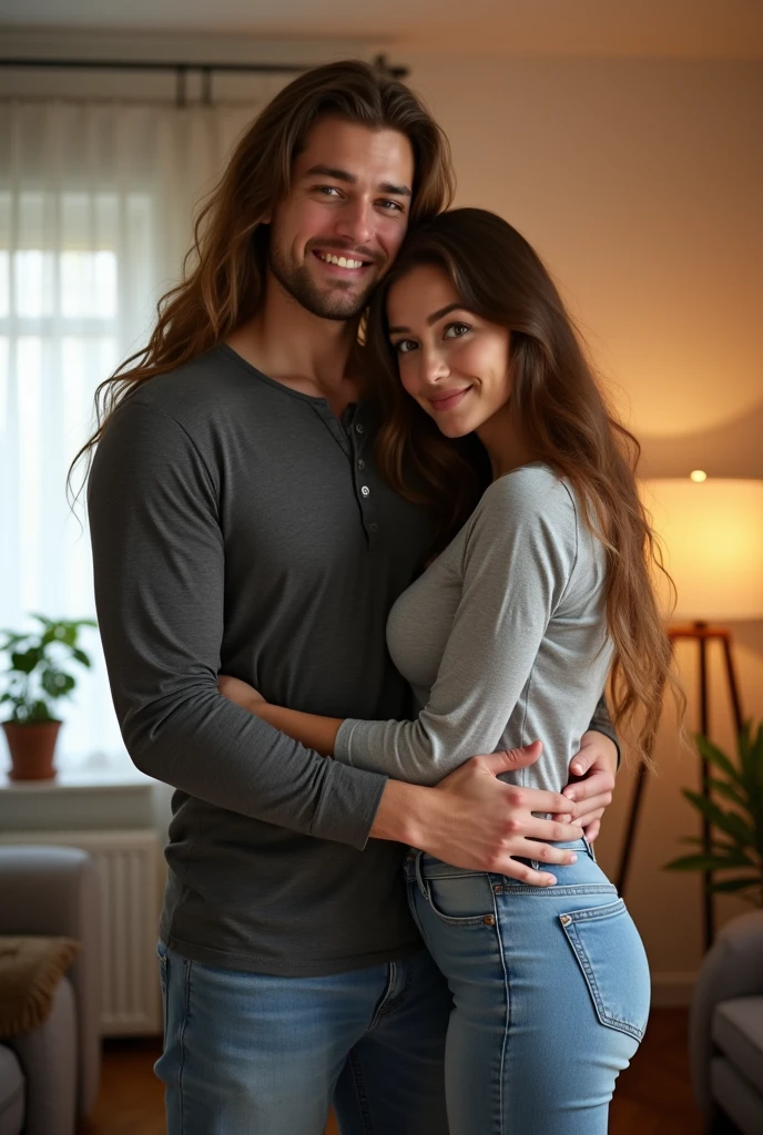 Chica blanca de 23 años y 8 pies de altura, con pectorales enormes, Llevaba una camiseta henley de corte ajustado, Pelo castaño, has his hand fully grouping the booty cheek of his 5 foot height phat ass white girlfriend with short Pelo castaño, fondo interior del apartamento