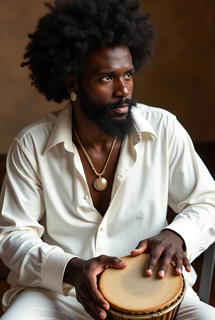 image d'un griot métisse aux cheveux afros jouant du tambourin dans une tenue blanche. Pas de boucle d'oreille ou de collier