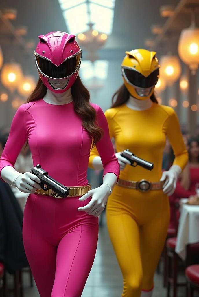 2 famme qui porte une tenue de powe ranger rose et jaune avec le casque et avec les gant blanc qui font un braquage dans un restaurant pour ramasser les bijoux des gens avec des pistolet
