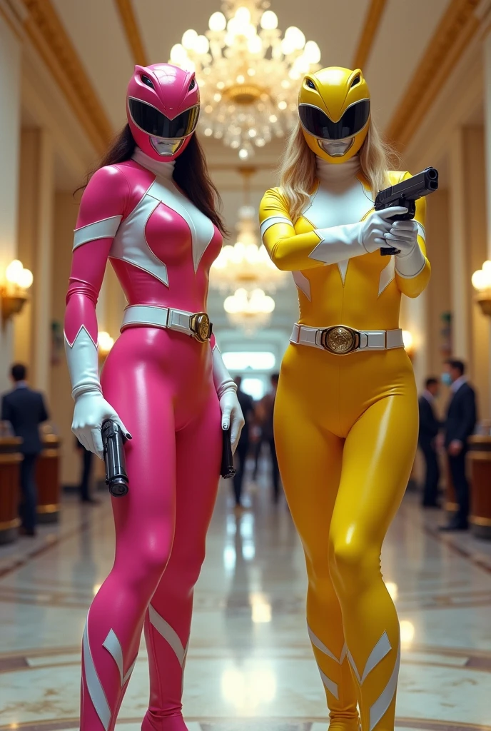 2 famme qui porte une tenue de powe ranger sexy rose et jaune avec le casque et avec les gant blanc qui font un braquage dans un supermarché pour braque la caisse avec des pistolet
