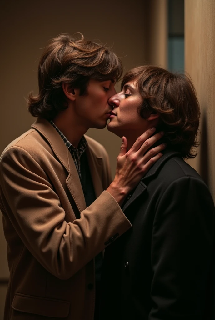 paul mccartney y john lennon besandose
