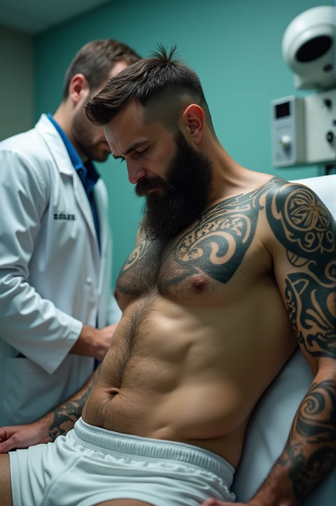 Homem barbudo de cueca branca com tatuagens tribais sendo examinado por um médico.