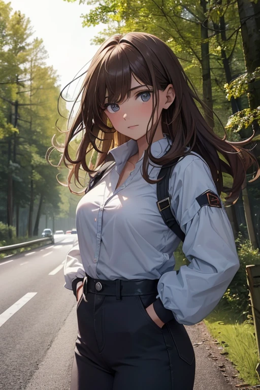 Jeune femme brune aux formes généreuses qui tente de changer une de roues crever de sa voiture sur une route de forêt au debut de la nuit sous une pluie battante. Ses vêtements sont trempés
