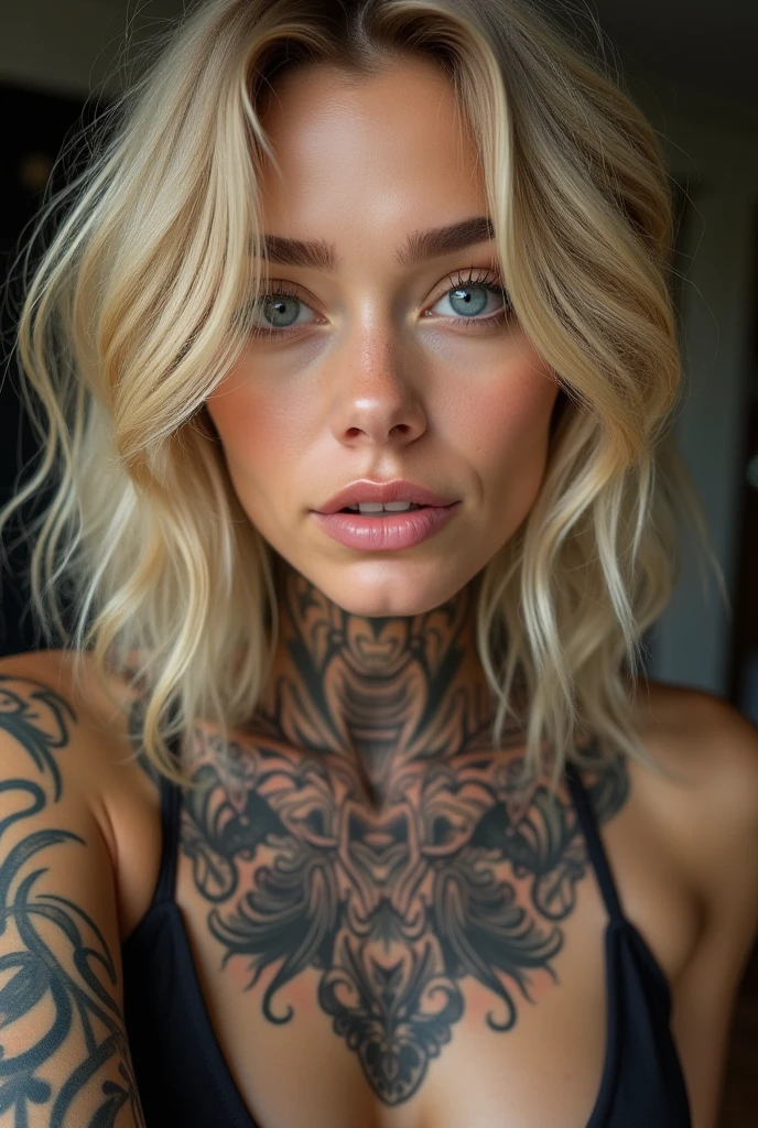 selfie, clin d&#39;œil, jolie femme au visage de bébé, expression attrayante et séduisante, Timide, Cheveux blonds raides, front, se maquiller, yeux bleus, proportion corporelle superlative, couvert de tatouages, portant une chemise en tricot ample, pantalon en cuir moulant, Bottes d&#39;ingénieur, Artistique, Hyper, art numérique graphique CG TATOUE