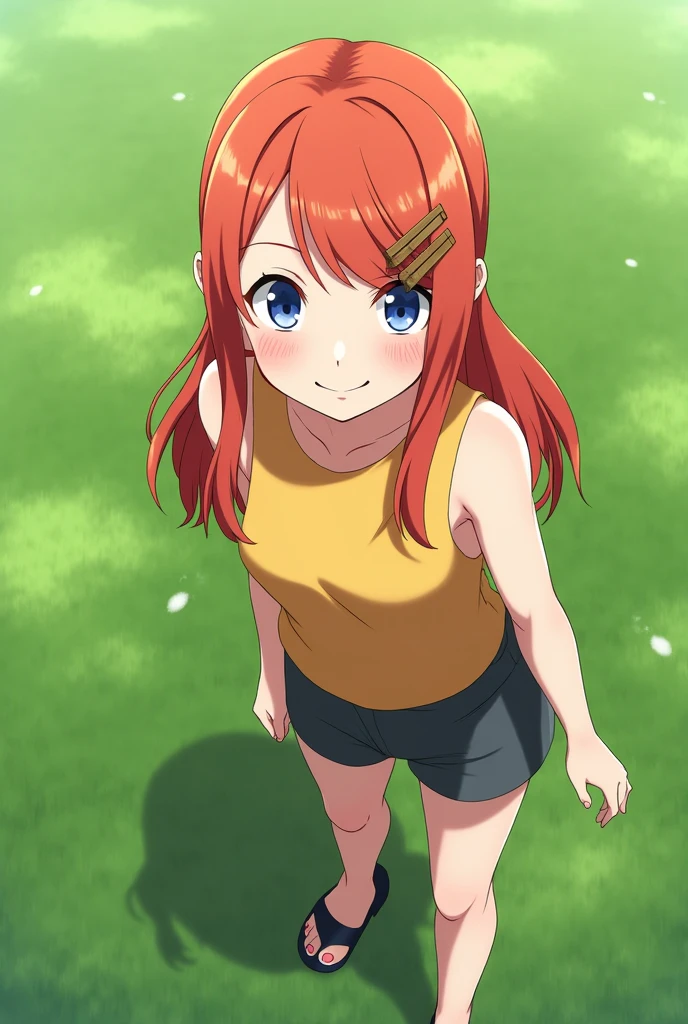 KUSHINA UZUMAKI œuvre haute qualité,1, seulement, visage expressif et bien détaillé. Cheveux ROUGE, frange balayée,  pince à cheveux EN BOIS, parfait  yeux bleu, cheveux long ,queue de cheval ,serrures latérales, T-shirt jaune foncé sans manche ,pantalon court noire foncée, chaussure SANS orteils NOIRES, 1fille TEINT CLAIR légèrement pale, seulement, face au spectateur, regarder le spectateur, sourire, rougissement léger. elle se trouve dans une plaine végétale meilleure qualité.