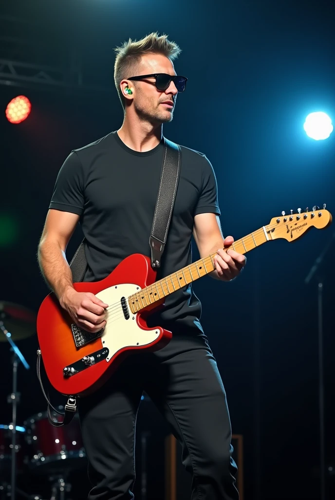 Jeune homme caucasien de 25 ans jouant de la guitare électrique. C’est une Gibson Les Paul de 1959. L’homme a fait un dégradé chez le coiffeur alors il est très bien coiffé. L’homme a les yeux légèrement verts. Il est habillé classe mais sans abuser. Petit T shirt Casual avec un pantalon ajusté. La photo est prise lors d’un concert alors il est sur scène. L’homme possède des lunettes de soleil type années 70, il est face à son public. L’homme n’est pas très musclé, ni obèse. Il fait 1m74 pour 69kg