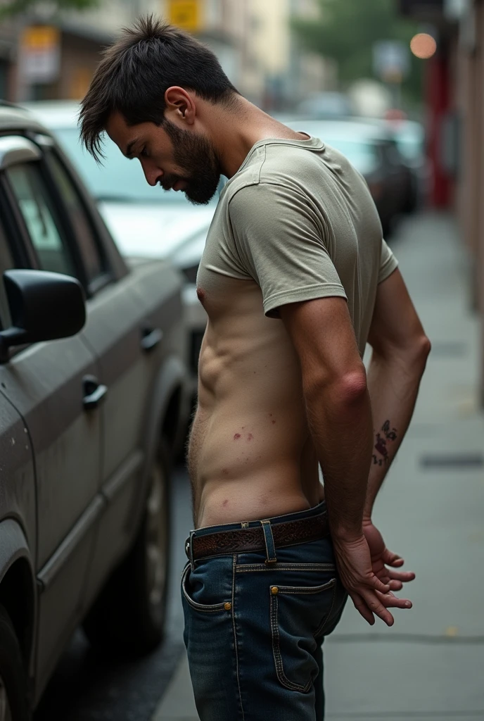 a spotted man, sem T-shirt, peeing behind a car on the street, with the penis all exposed