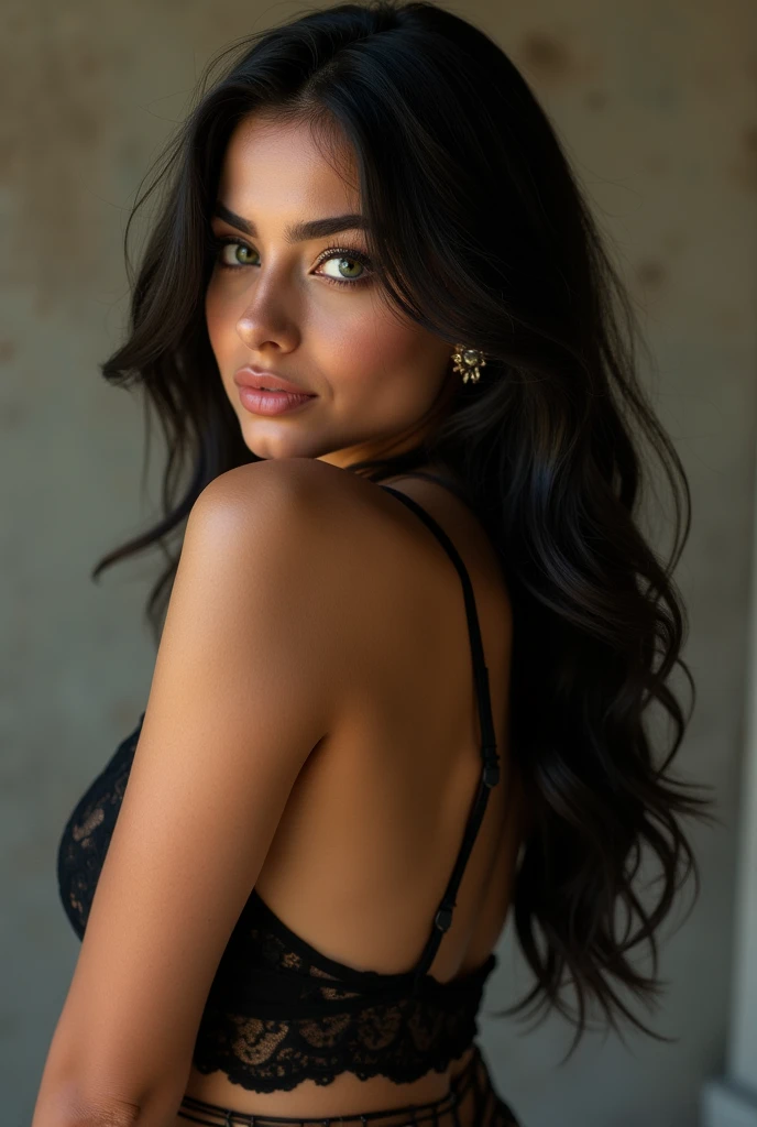 Une femme de 26 ans avec de beau trait de visage d’origine française avec de forme généreuse et un regard persan. Pretty green eyes. With a very naughty outfit with a view from behind