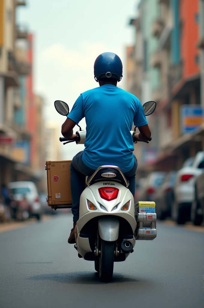 Un coursier avec un tee-shirt bleu sur une moto scooteur dans la ville de Cotonou pour la livraison d'un colis 
