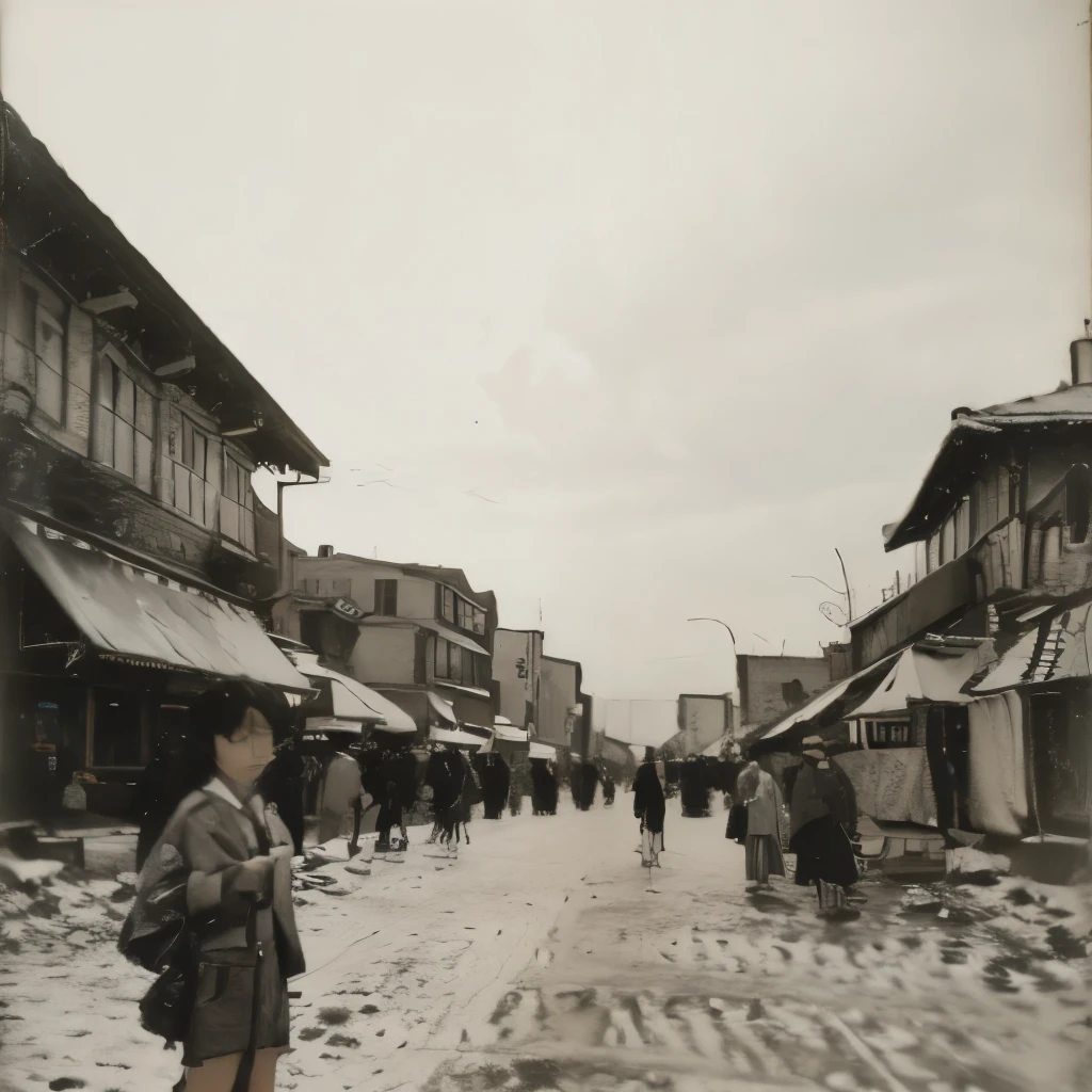 Black and white photography、Young woman photographed、The hustle and bustle of downtown