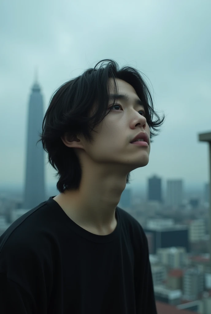 Boy with depression、Japanese、Beautiful Boy、Neutral face、Long Hair、Black T-shirt、Ultra Close-Up、Close-up of face、Real、Look up diagonally、Skyscraper rooftop、Cloudy、Highest quality、Masterpiece