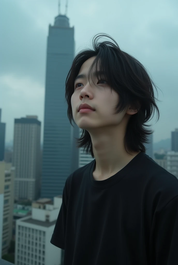 Boy with depression、Japanese、Beautiful Boy、Neutral face、Long Hair、Black T-shirt、Ultra Close-Up、Close-up of face、Real、Look up diagonally、Skyscraper rooftop、Cloudy、Highest quality、Masterpiece