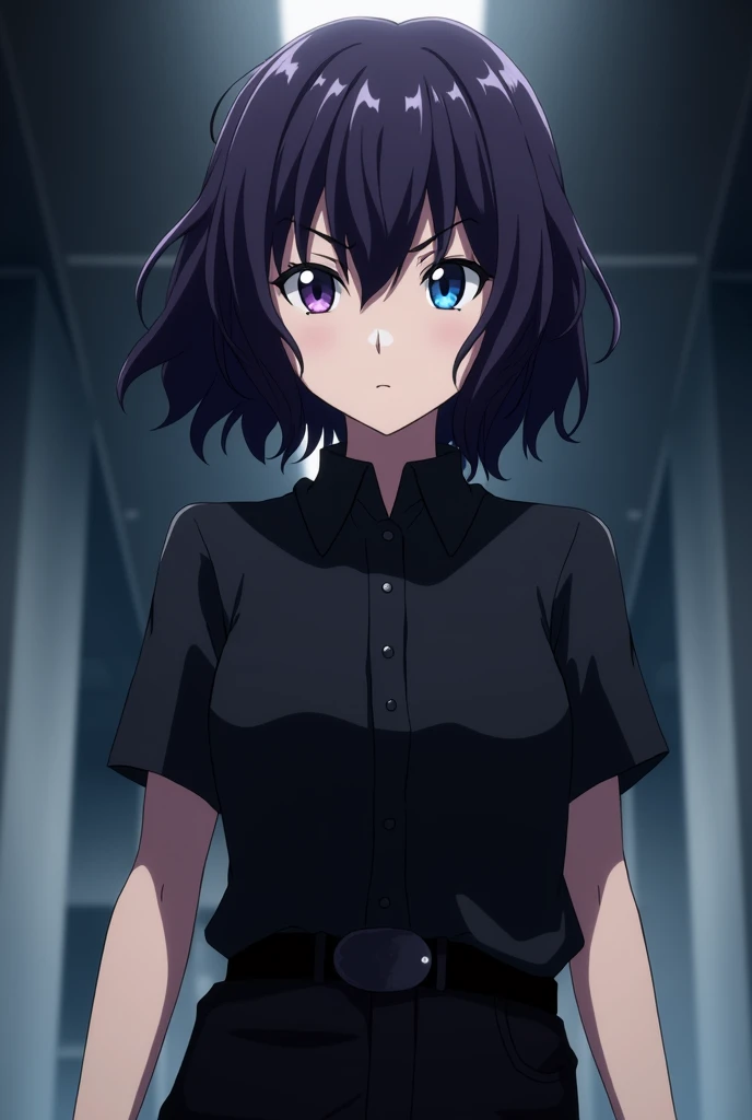 Screenshot of Kaiju no 8.
Dark purple hair girl, wavy and short with a fringe down to the eyes, He has blue eyes with purple and has a serious expression, He is wearing black pants and a black short-sleeved collared shirt.. 