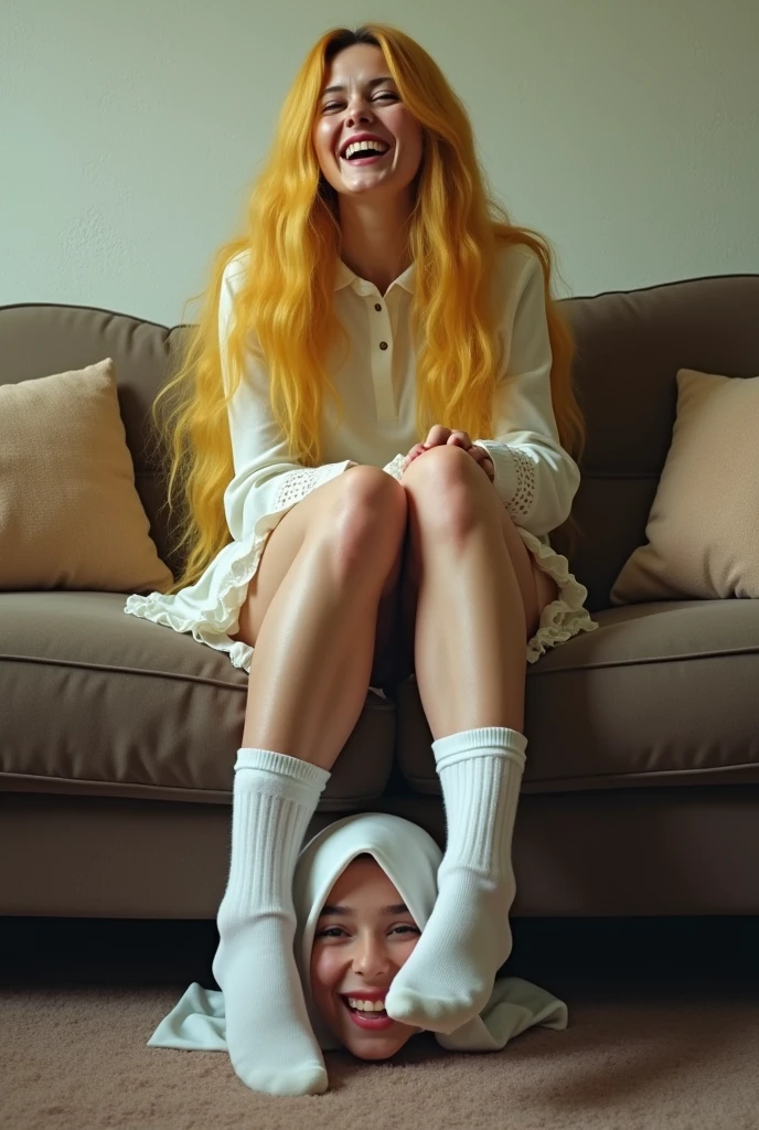 The legs of a white woman in white socks with long yellow hair are laughing and laughing on the sofa, and the head of another woman with a hijab is under her feet.