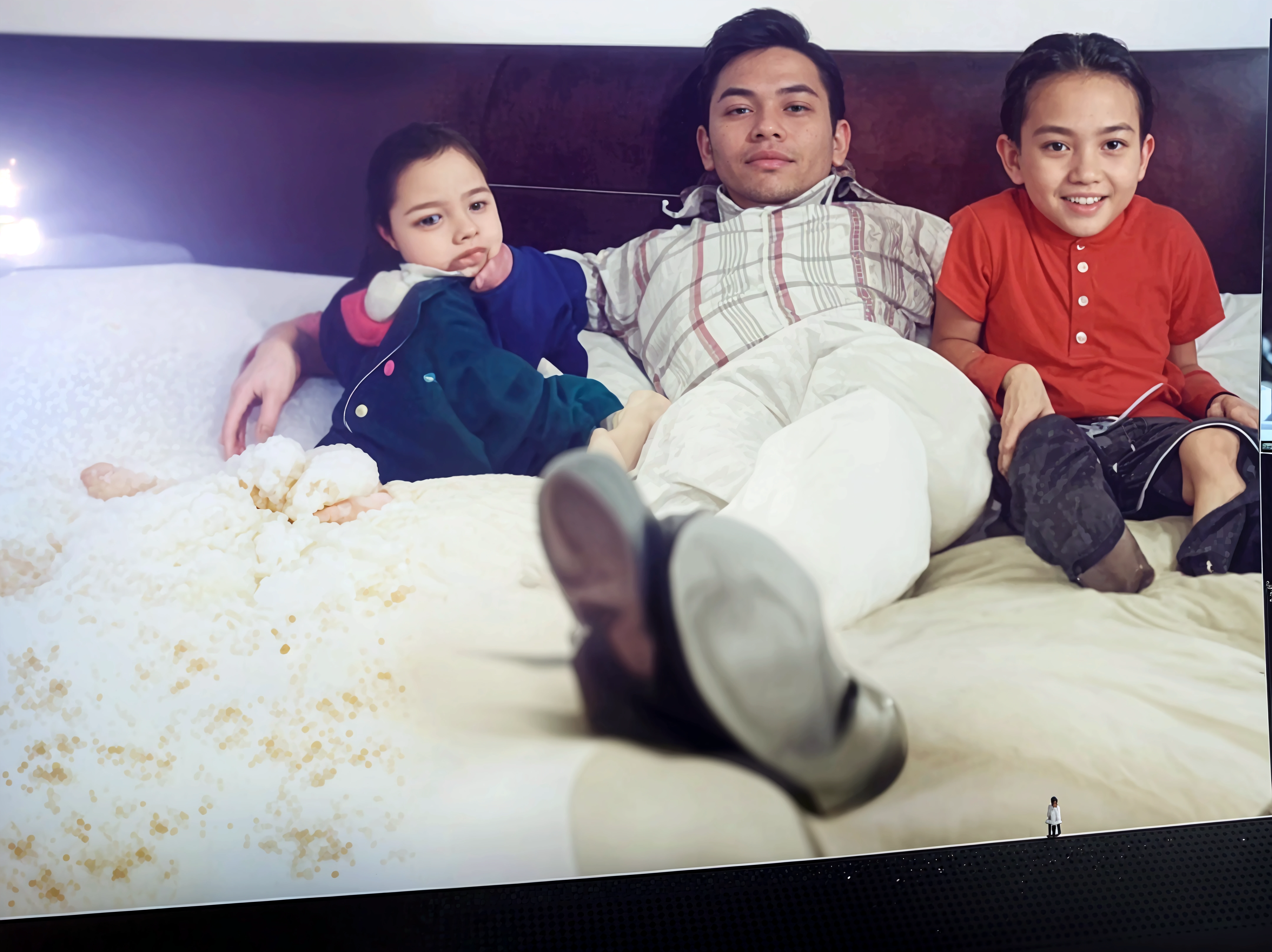 Draw (father, mother, and two children) They are in the living room of their house. They all look sick, with tissues and thermometers. There's a calendar on the wall that shows it's Monday.