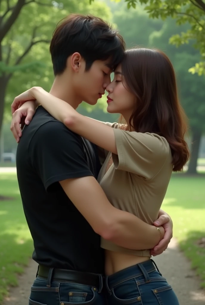 Byun Baekhyun enlaçant fort une femme brune cheveux mi-long, habillé en tee-shirt noir et jeans bleu foncé. On ne voit pas le visage de la femme, ils sont dans un parc
