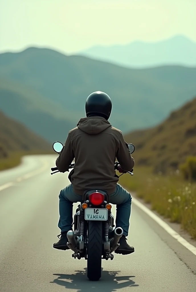 Photo qualité de téléphone, Yamaha YBR 125 cc noir classique
qui part de loin sûr une route plaine de virages , pilote admire l'oraison, la photo évoque la passion et la virilité