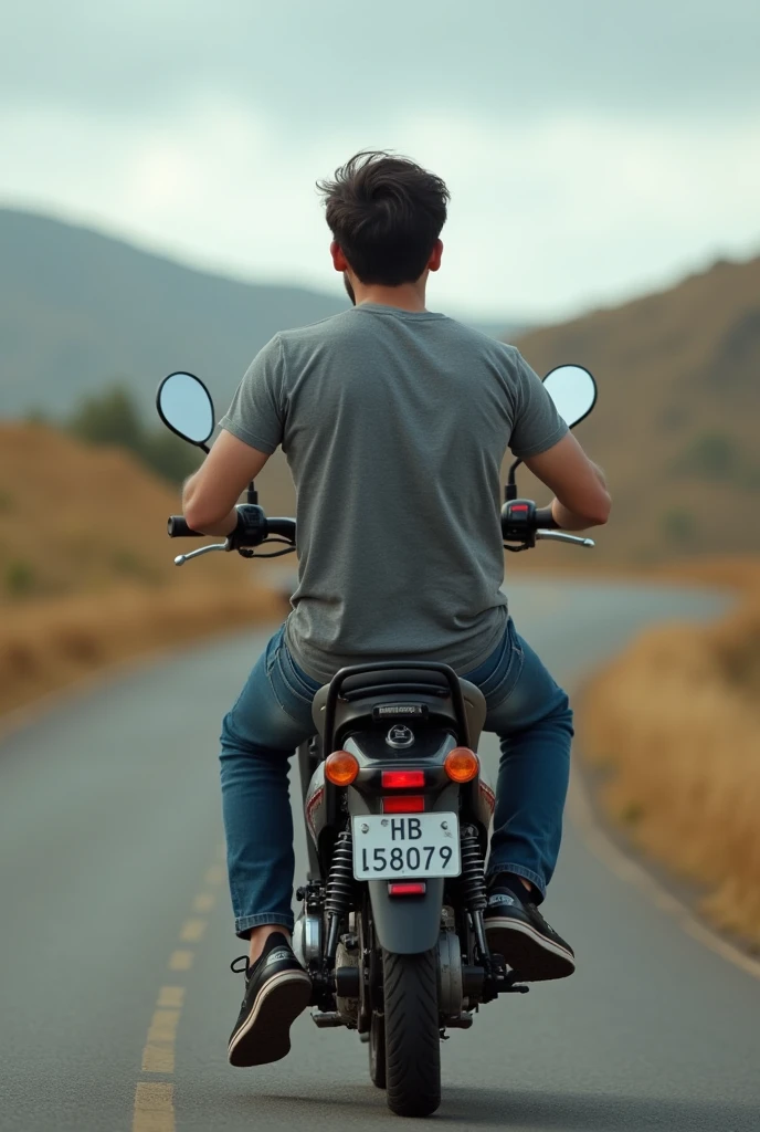 Photo qualité de téléphone, Yamaha  YBR 125 cc noir classique qu'on voit pas clairement 
 de loin sûr une route plaine de virages , pilote admire l'oraison, la photo évoque la passion et la virilité 
