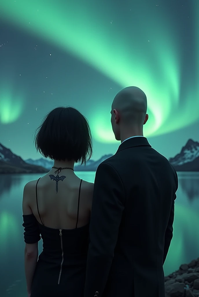 Uma Youngh linda garota de preto com cabelo curto e uma tatuagem de morcego no pescoço, next to a man, Youngh, bald and handsome watching an aurora borealis