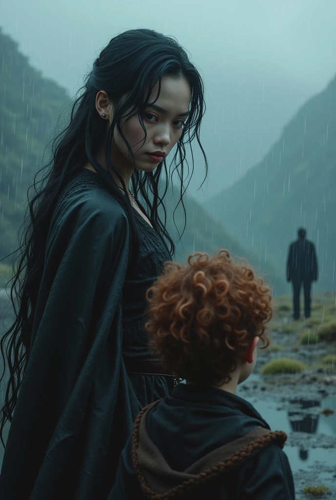 Sur une montagne où il pleut, Une femme aux vraiment très longs cheveux noirs et la peau blanche et au regard déterminé. Devant elle, se tient un enfant garçon de dos, aux cheveux roux bouclés et la peau blanche. En arrière plant ce tien deux silhouettes