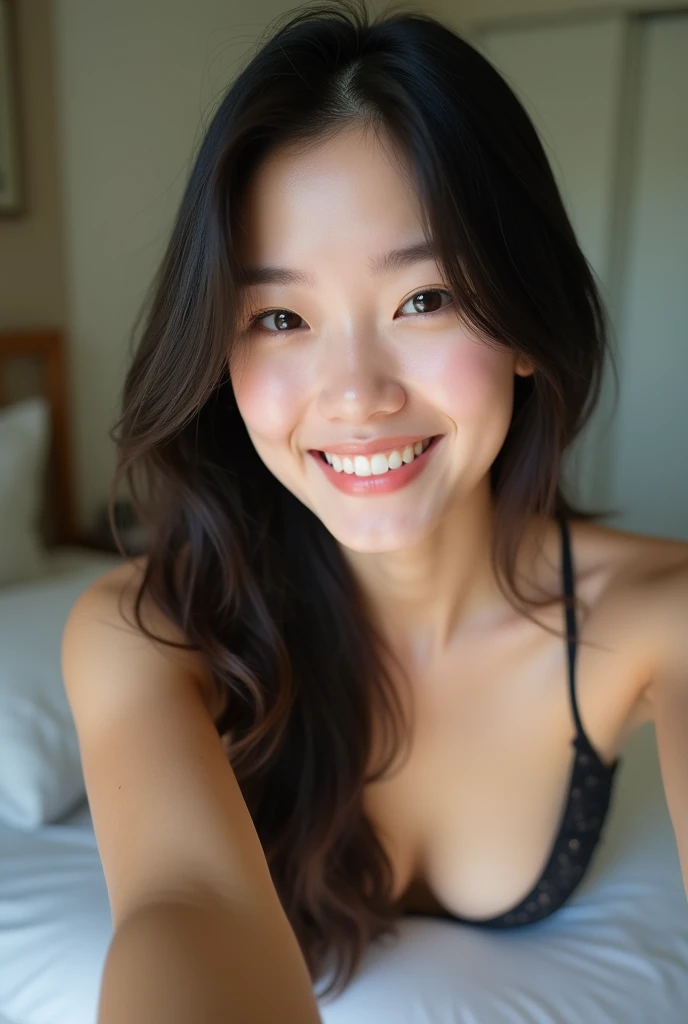 A selfie taken by a fair-skinned Japanese woman bending forward。Smiling。Wearing a tank top。The chest is very sexy。Soft Light。Selfie style。