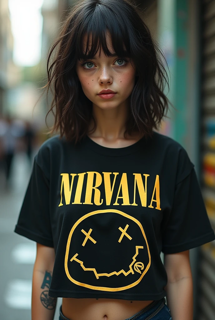 Une fille grunge brune avec des cheveux bruns et des yeux bleus en crop top nirvana the