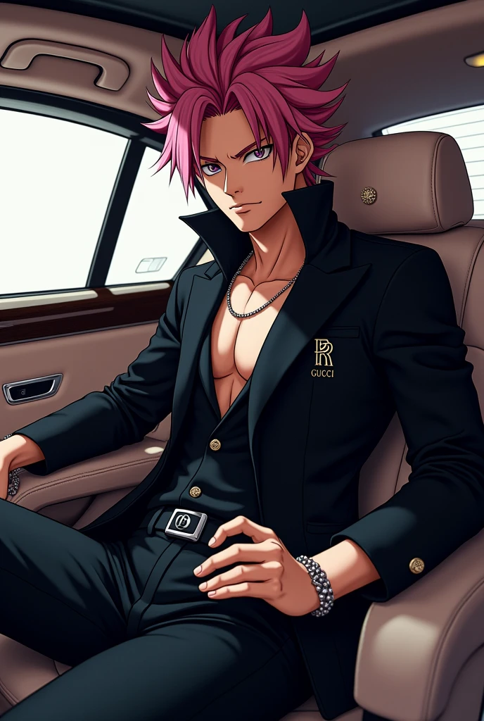 Natsu de fairy tail en Gucci noir dans une Rolls-Royce