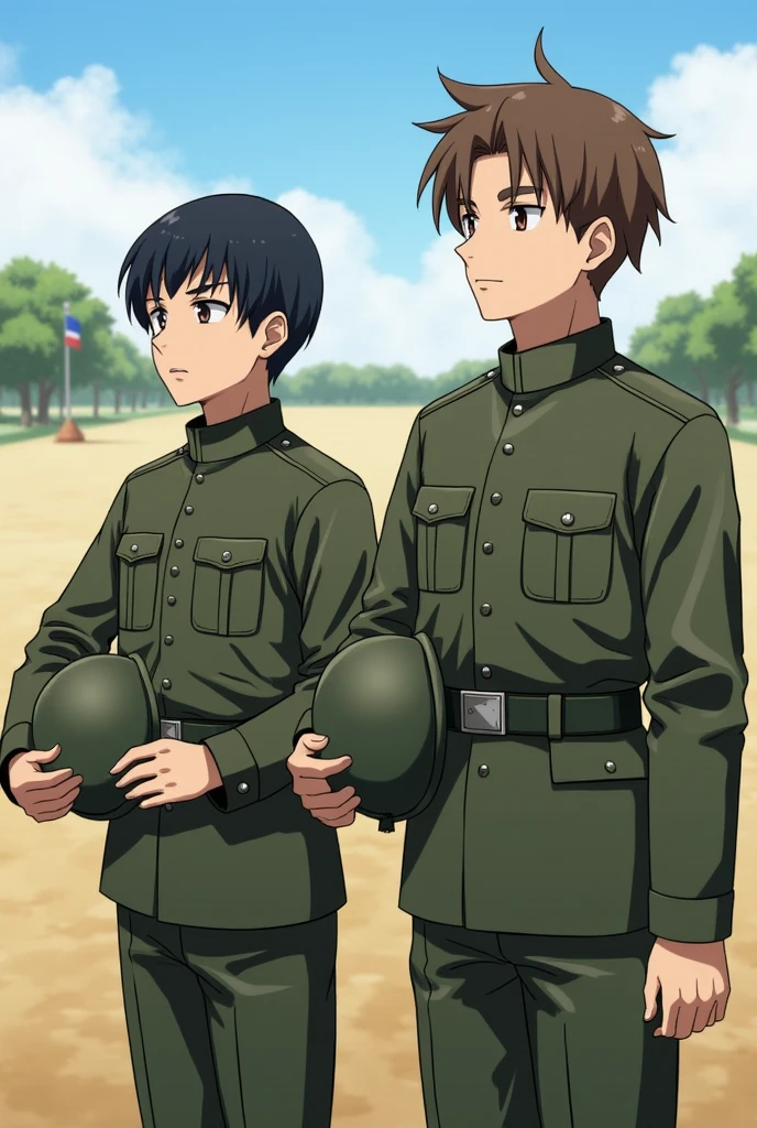The image shows two 20-year-old soldiers, both with serious and focused expressions. The soldier on the left has white skin and short, neatly trimmed black hair.. He wears a camouflage military uniform, holding his helmet under his arm. Beside him, the second soldier is also white, with slightly wavy brown hair that falls over his forehead. He wears an identical uniform, but wear the helmet. Ao fundo, a training field landscape with some trees and a flag in the wind completes the scene, suggesting a military environment in broad daylight.