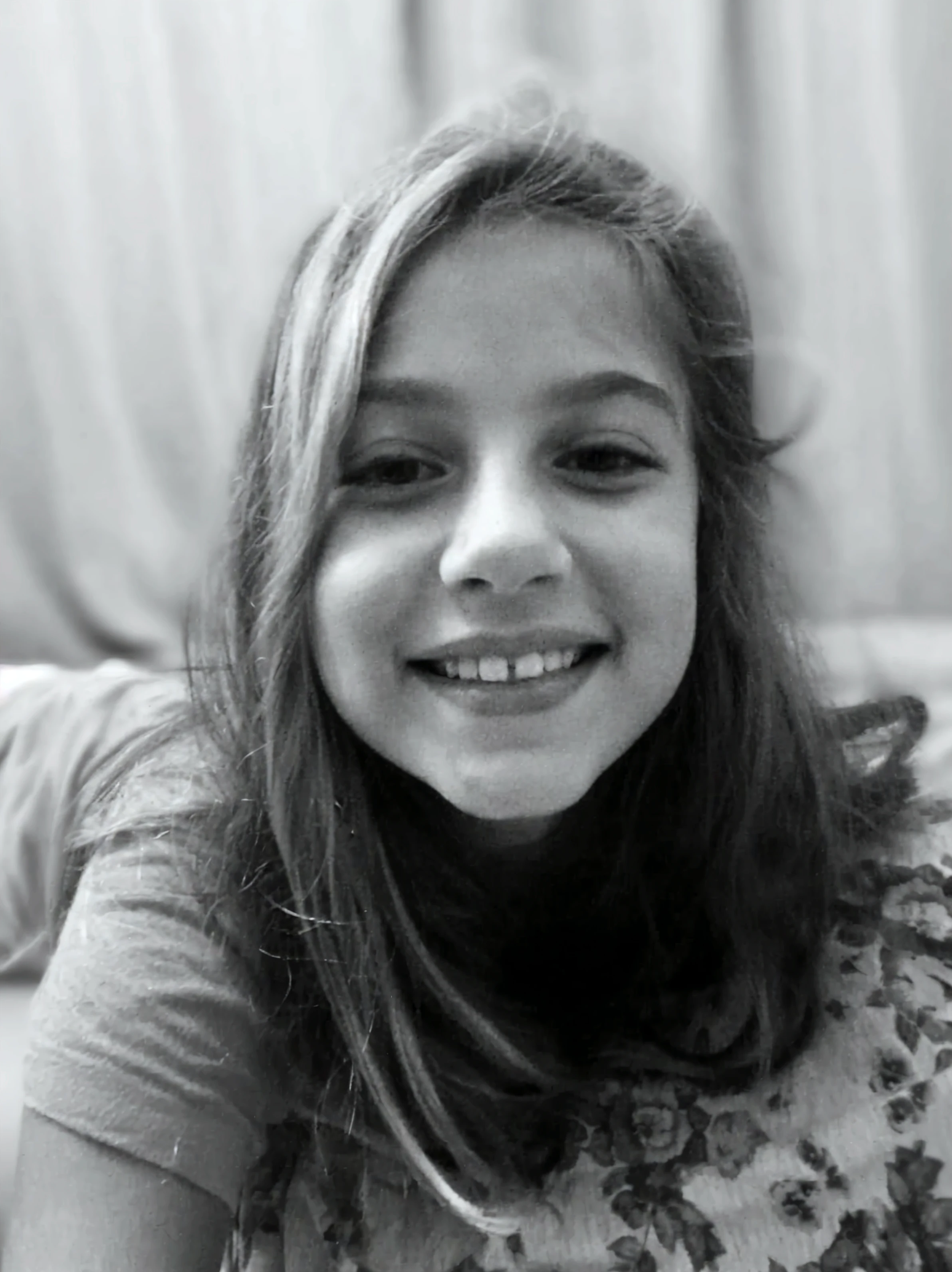 there is a sitting on a bed with a teddy bear, cabelos castanhos e olhos grandes, she is smiling and happy, quatro anos, cabelos castanhos curtos e olhos grandes, 2 anos, she is smiling and excited, Retrato de uma menina bonira fofa jovem, foto da menina, She is gr, 4 anos de idade, menina jovem bonito