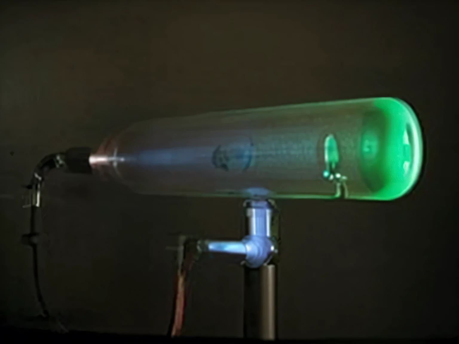 Modify the image to make the Crookes tube more clearly understood.