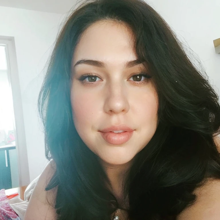 Woman with a very voluptuous body, White skin, by rubio, seductive smile, thick lips, giant breasts, Wide hips, short waist, pose sexy