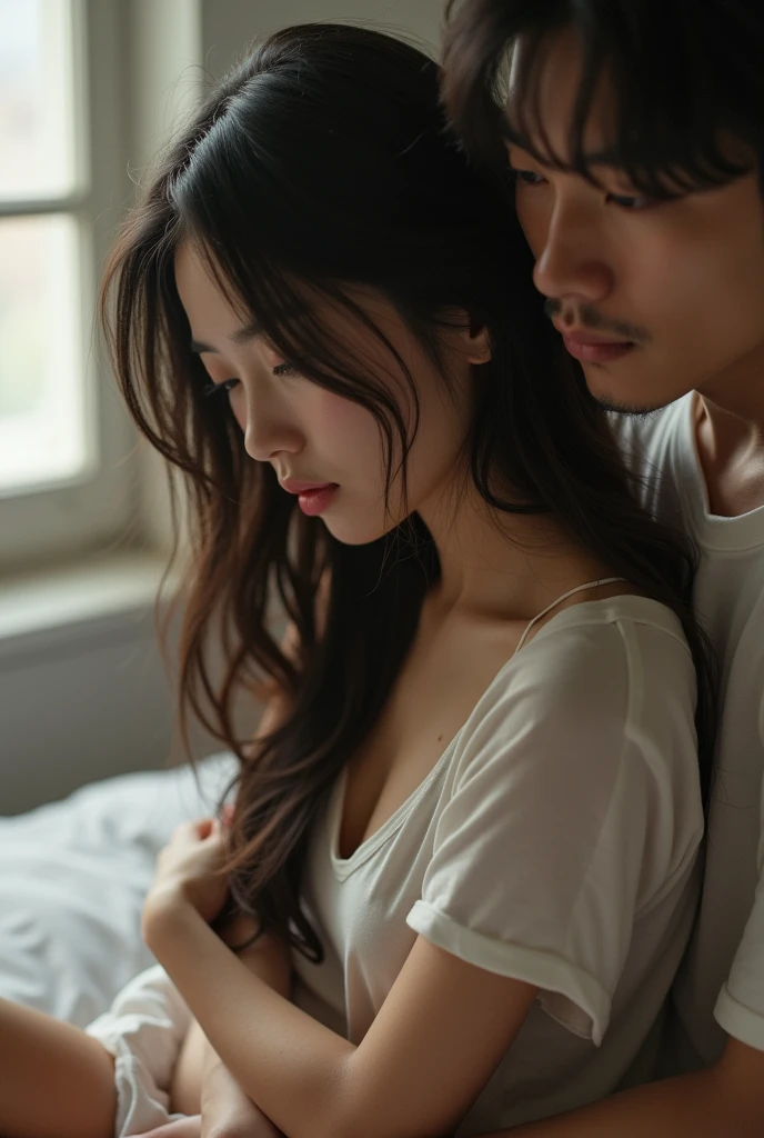 Japanese woman turns sideways、The woman has her back to the man,A Japanese man is hugging her from behind,In bed,The woman has long hair,The woman is wearing a T-shirt,men are２０Old Japanese,men areTシャツを着ている,２人ともIn bedで横になっている,Beautiful eyes,Fine skin,The woman has her eyes down,The two of them don&#39;t meet,Highest quality,