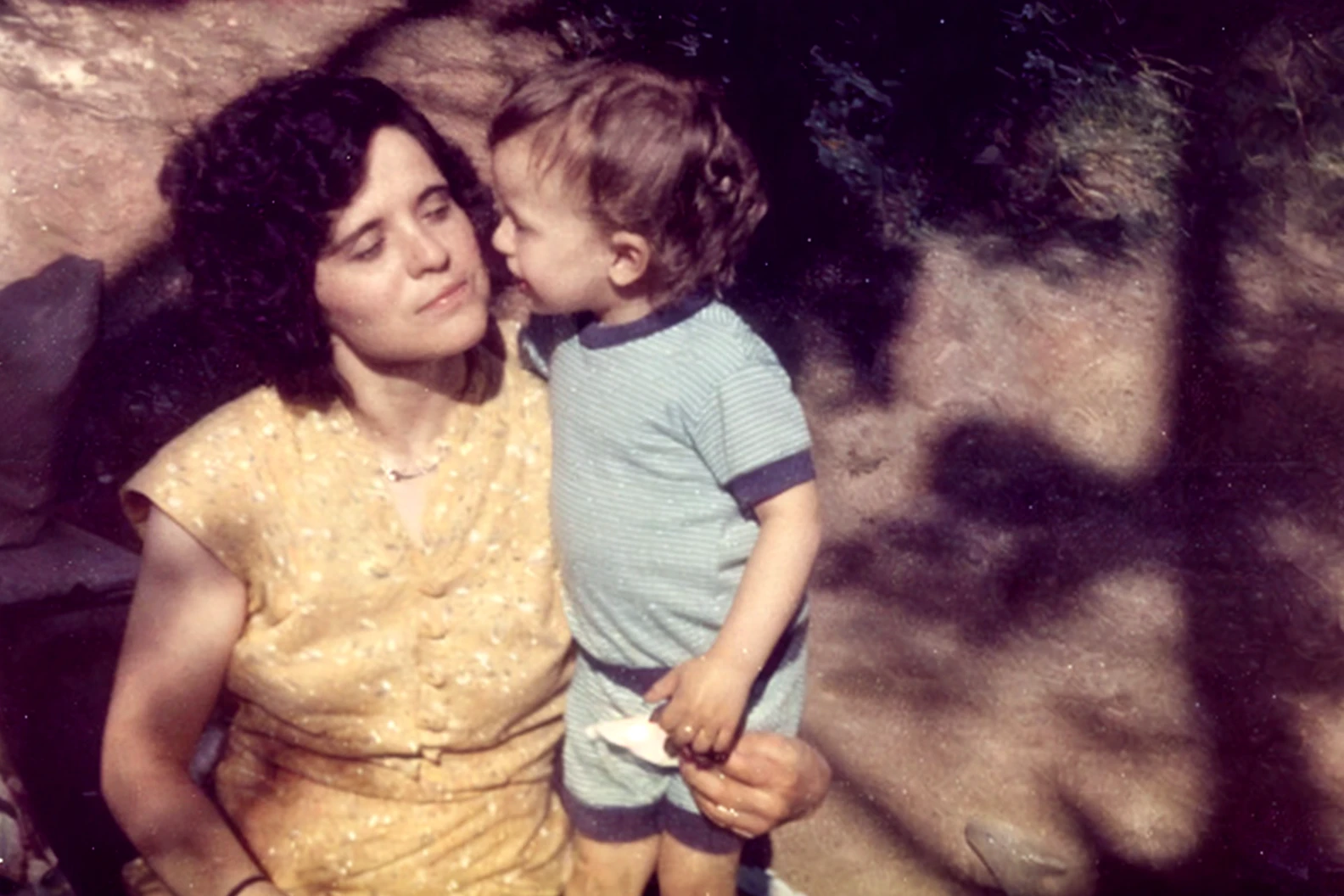 there is a woman holding a in her arms, momma and papa, imagem antiga, Foto de 1990, tiradas no final dos anos 1980, Jose Miguel Romano Francisca, with a kid,ken in the early 1990s, Foto de 1 9 8 0 s, Foto dos anos 1980, tomada em 1 9 9 7