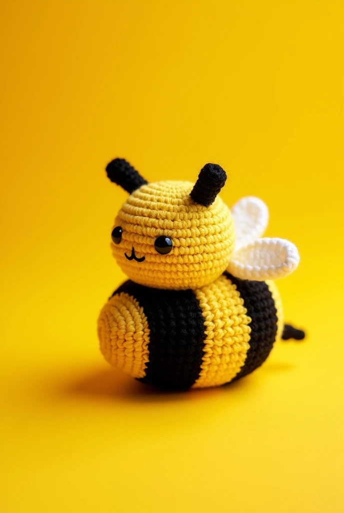 A cute crochet bee and behind a yellow background 