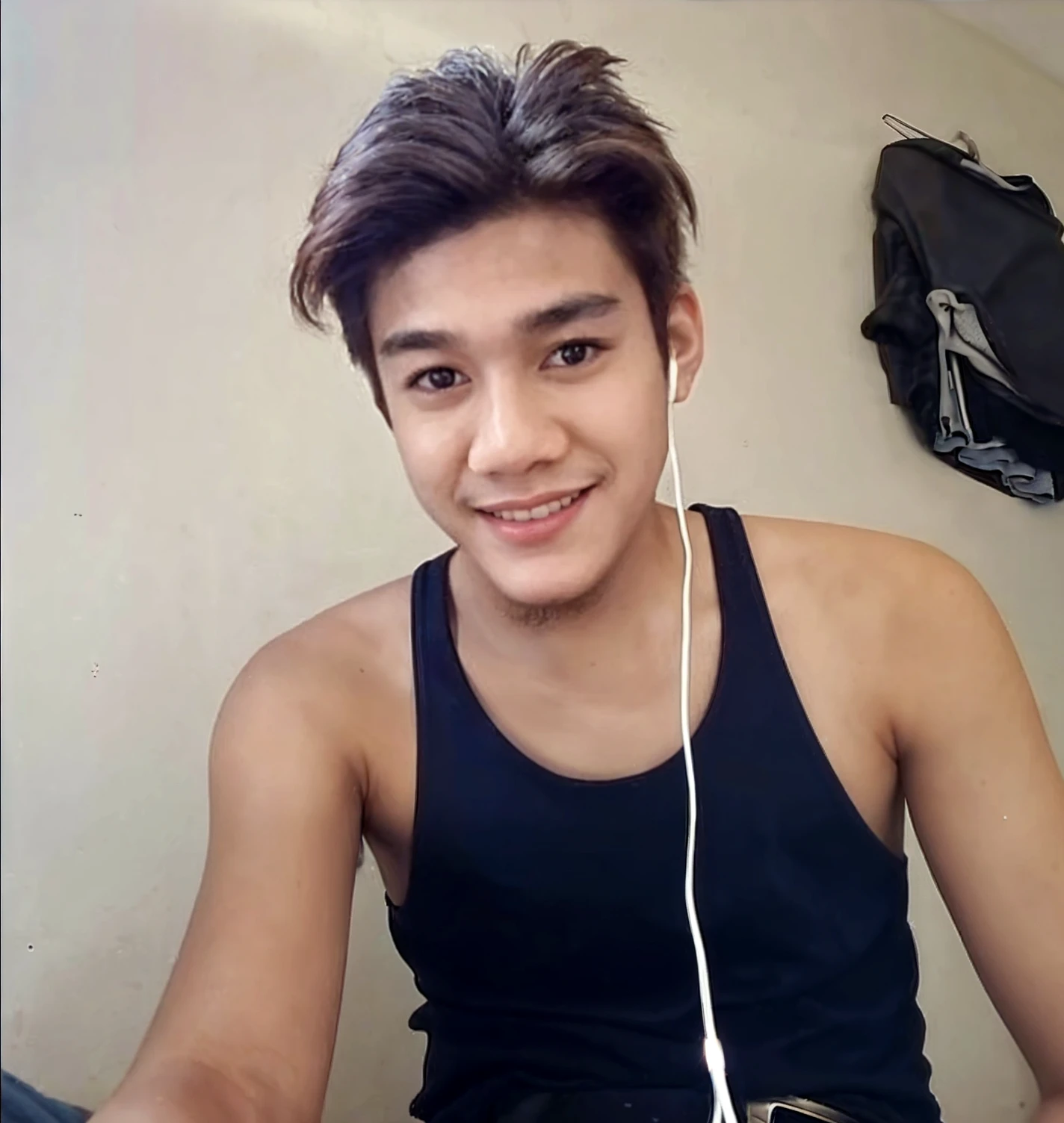 There's a boy smiling and holding a toothbrush, mateus 9 5, caio santos, sorriso frito, sorriso insano, imagem frontal, he's smiling, Twink, leve sorriso bonito, sorriso muito grande, com um lindo sorriso, lovely smile, sorriso curto, sorriso muito grande, icaro carvalho, 1 6 anos