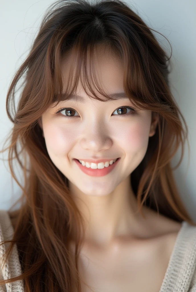 Close-up of a feminine face with soft wavy bangs and light brown hair。Long hair、In the flowing soft waves、Give a friendly and approachable impression。Background is white。