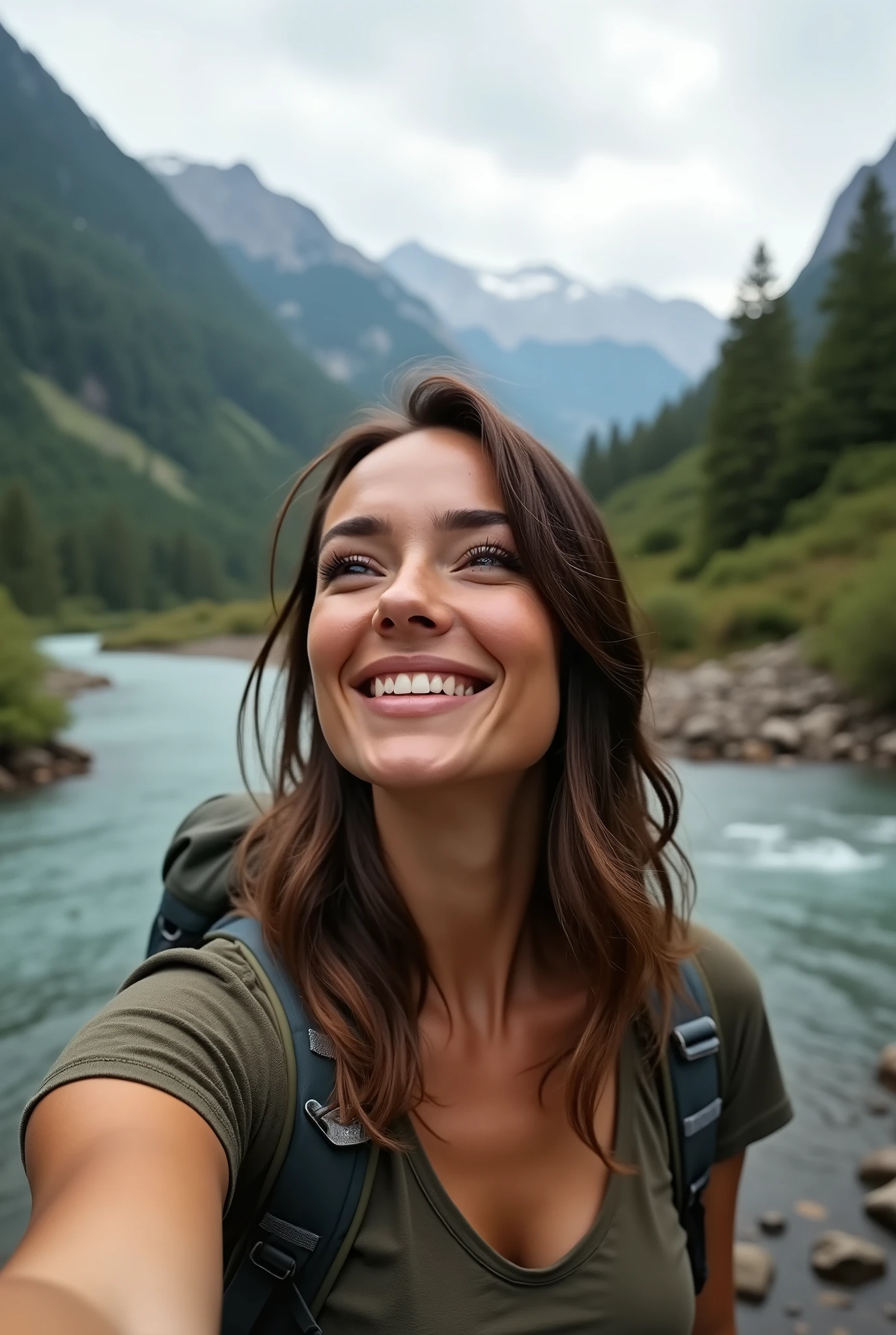 femme, riviére, arrière plan montagne, brune, jolie, détail, photo réaliste, tante, rivière, contente, regard loin, selfie, haut du corps, teinte chaude, ultra qualité, texture de peau, randonné, bivouac