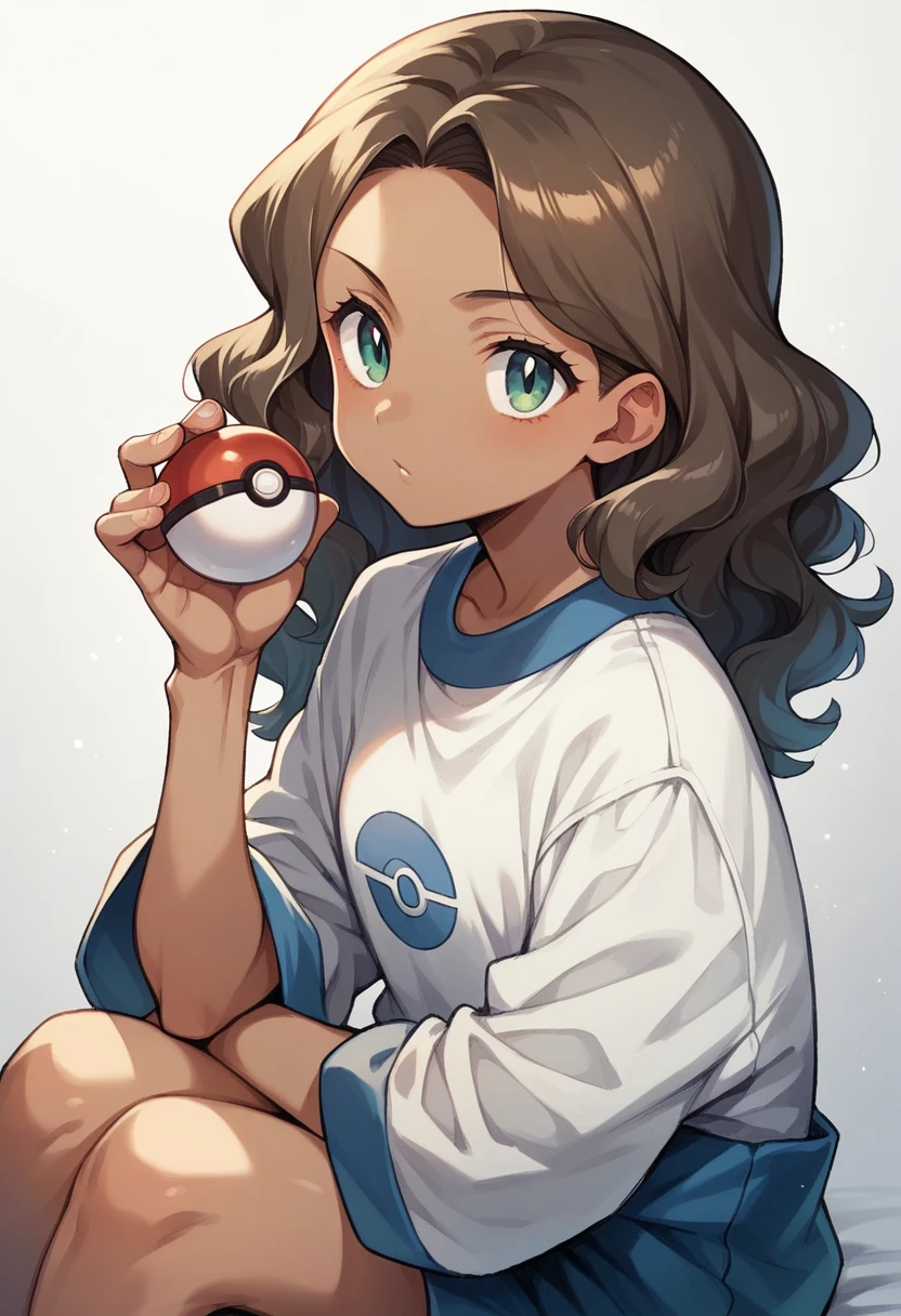 1 pokemon trainer, Wavy hair, com um bone pokemon, white-brown skin, Grinning, Holding a pokeball, gazing at viewer