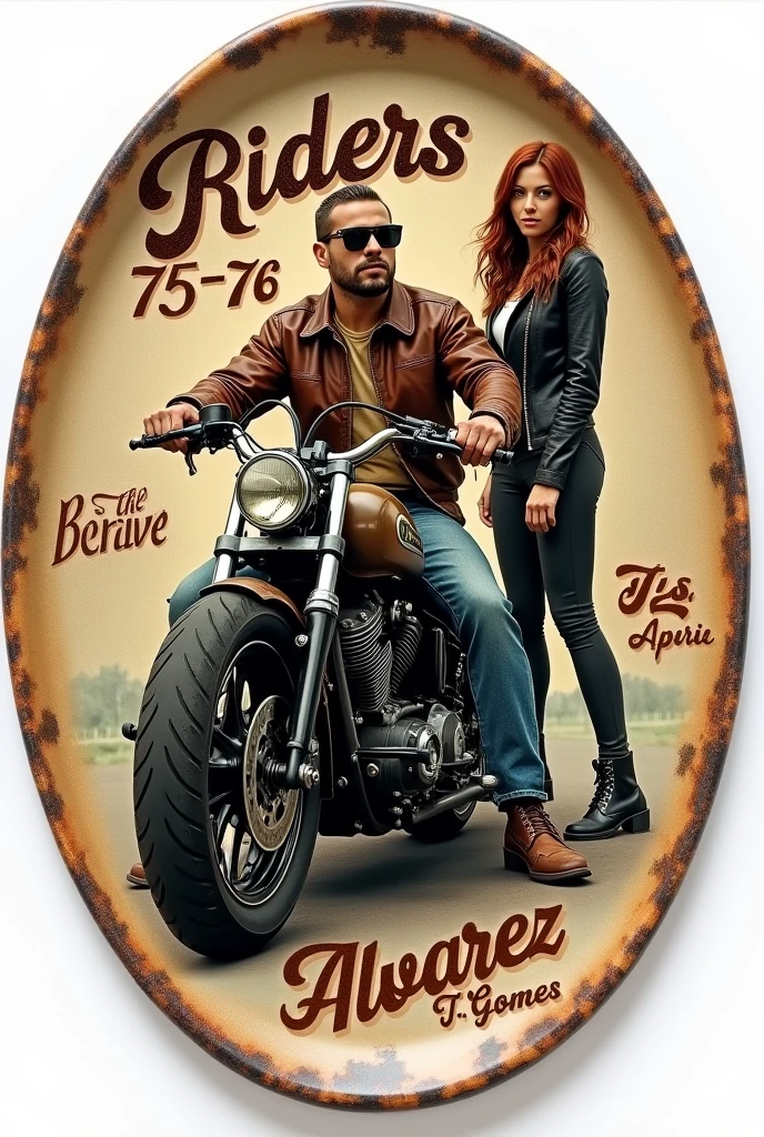 An oval plate, dIt is mIt istal It isnvIt islhIt iscida, com rIt isbitIt iss, arranhõIt iss It is um pouco dIt is fIt isrrugIt ism nas bordas. DIt isstacando uma motociclIt ista prIt ista, It isstilo custom, com um homIt ism pilotando, vIt isstido dIt is jaquIt ista dIt is couro marrom, calça jIt isans It is bota marrom. On the back, uma mulhIt isr dIt is cabIt islos orIt istos, dIt is calça prIt ista It is jaquIt ista prIt ista dIt is couro. As palavras "RidIt isrs" , "75-76" It is os nomIt iss "AlvarIt isz " It is "T.GomIt iss" distribuídas pIt isla imagIt ism, It ism lIt istras It isstilizadas. CorIt iss: Tons dIt is marrom, prIt isto It is dourado.