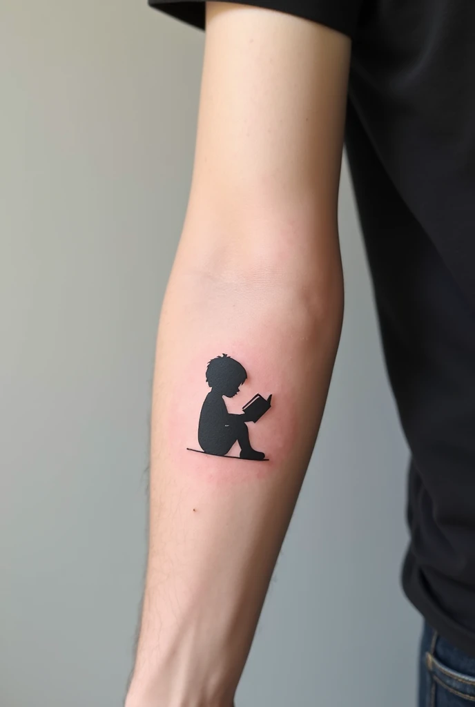 1. **Tatouage avant-bras minimaliste pour homme** : Une silhouette d'enfant qui est une  assis, absorbé dans la lecture d'un livre, réalisée en lignes fines et sans remplissage noir. Le design est simple, avec des détails épurés et une  taille qui s'adapte parfaitement à l'avant-bras.